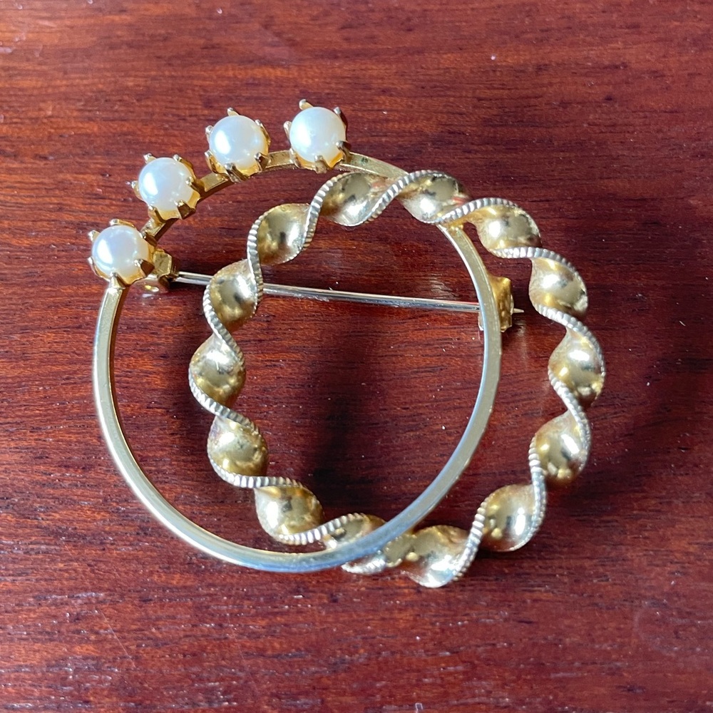 Mid Century Gold-Toned Cultured Pearls Accent Circle Wreath Brooch Pin